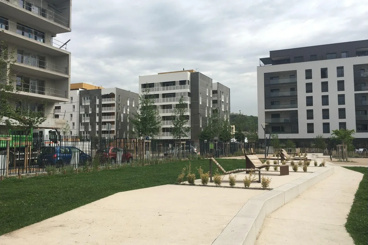 Les immeubles neufs et le parc de La Duchère à La Duchère, Lyon 9