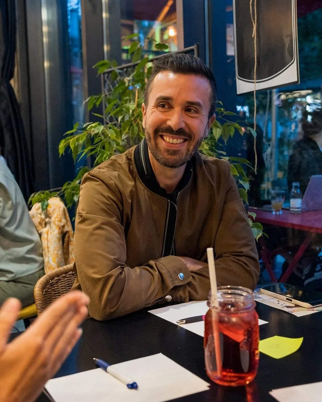 Fabien Torrecillas, conseiller immobilier à Lyon 9, en discussion